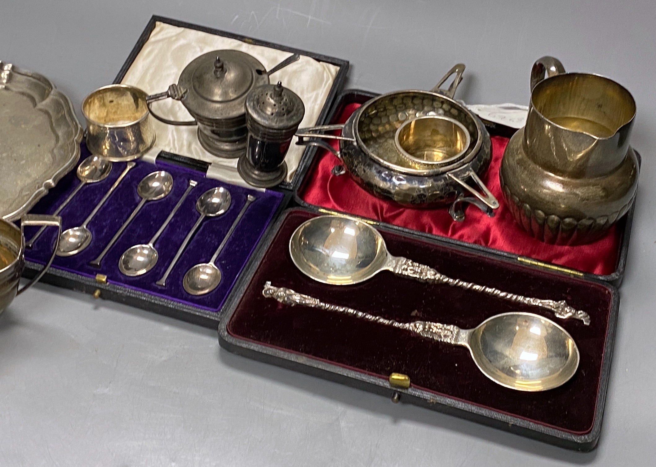 Assorted silverware including an Art Nouveau planished silver tri-handled bowl, Martin, Hall & Co, Birmingham, 1907, 12.5cm, a George V silver salver, a silver 'Guernsey' milk can, a silver sugar bowl, three silver napki